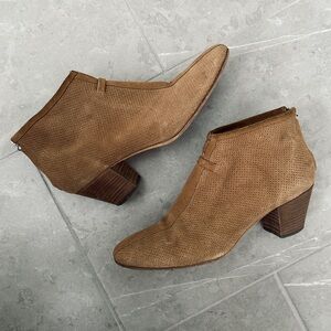 Aquatalia Heeled Beige Suede Ankle Boot with Zip Size 8.5